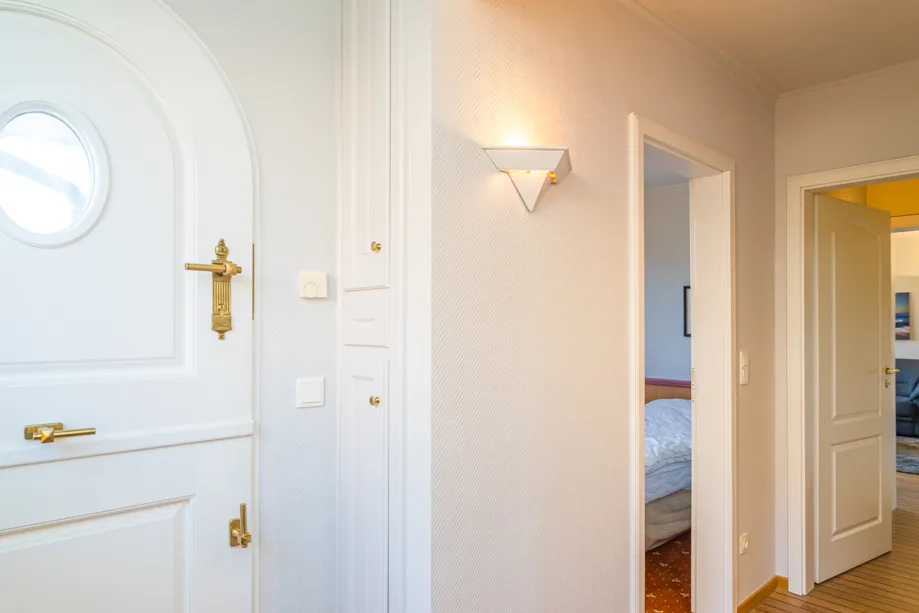 Bild - Großzügiges Wohnhaus mit einer Dauer- und zwei Ferienwohnungen in Top-Lage von Westerland