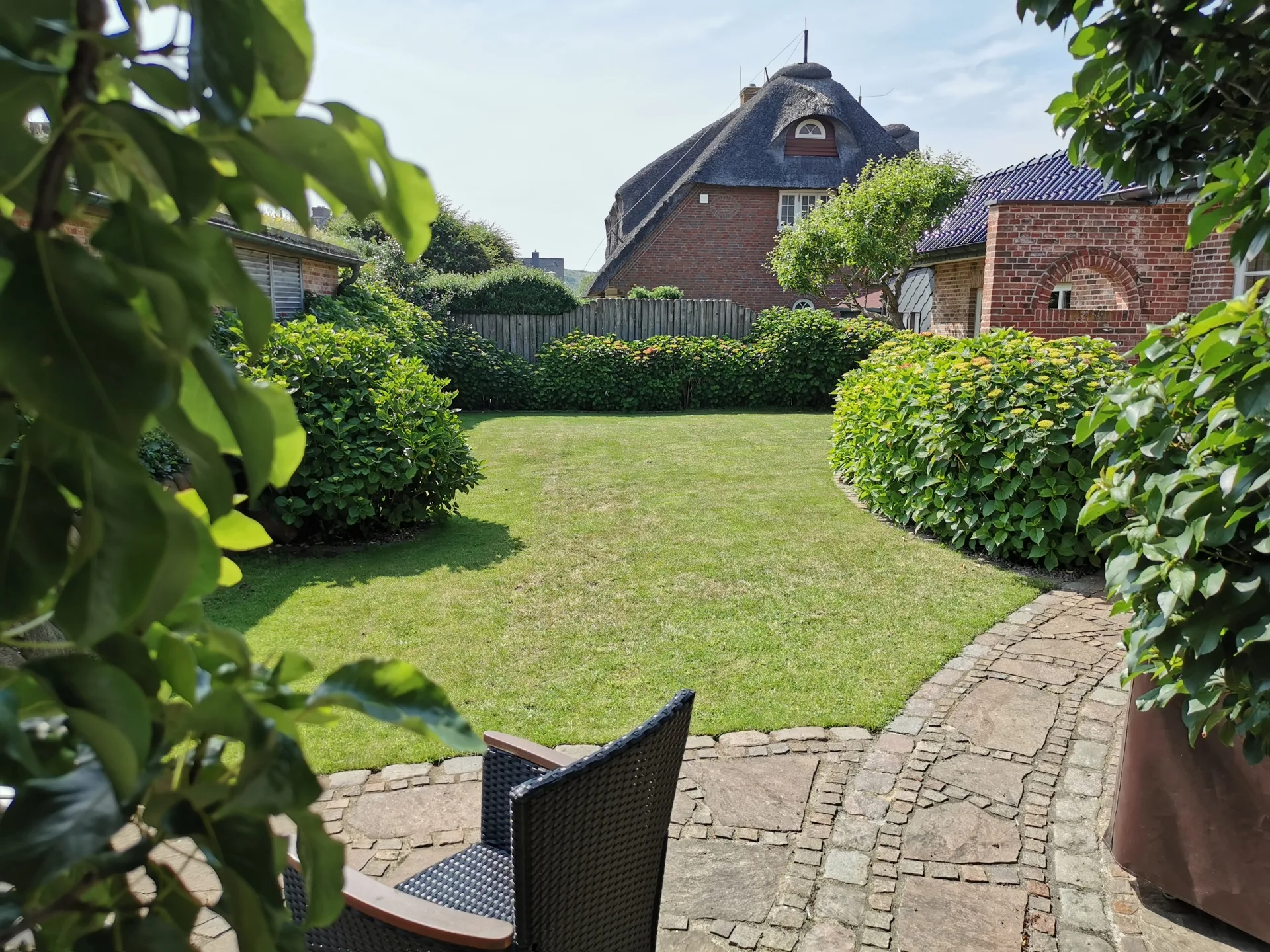 Bild - Großzügiges Wohnhaus mit einer Dauer- und zwei Ferienwohnungen in Top-Lage von Westerland