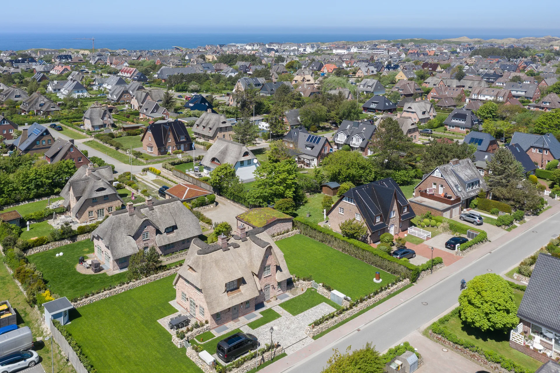Bild - Neuwertige Doppelhaushälfte unter Reet mit großzügigem Garten in Wenningstedt