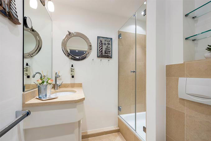 Bad 1 - Reetgedecktes Reihenhaus in bester Lage unmittelbar am Weststrand in Wenningstedt