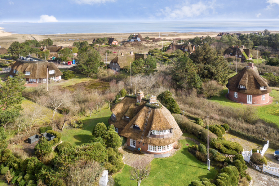 Bild - Schmucke Reethaushälfte in ruhiger Lage mit Blick in die Kampener Dünen