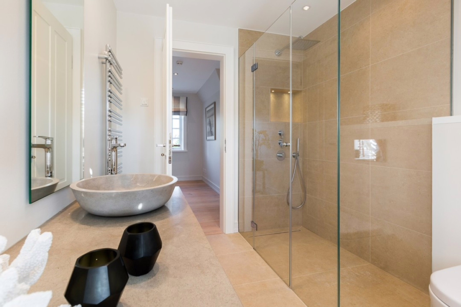 Bild - Reetgedeckte, hochwertige Neubauhaushälfte mit Erdgarage in Wattnähe von Kampen