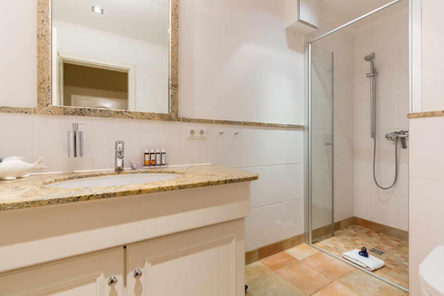 Ferienwohnung-Meeresrauschen-Mayflower-Westerland-42-04-18 - Mittelhausteil (Dauerwohnen) auf einem schönen Grundstück in strandnaher Lage von Westerland