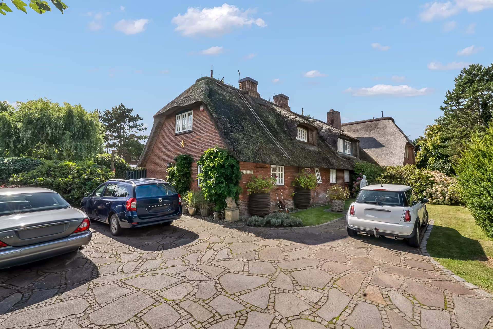 Bild - Ein reetgedecktes Ferienhaus aus der guten alten Zeit