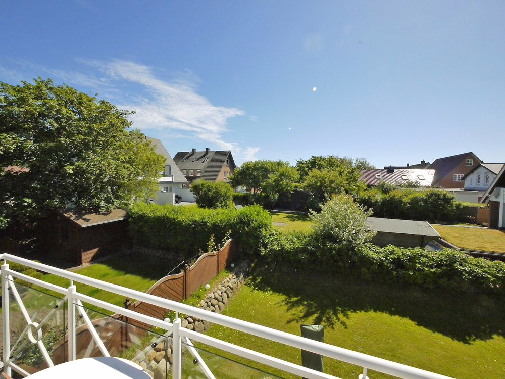 Ausblick vom Süd-Balkon - Sehr hochwertige Dachgeschosswohnung mit Süd-Balkon in strandnaher Lage von Westerland