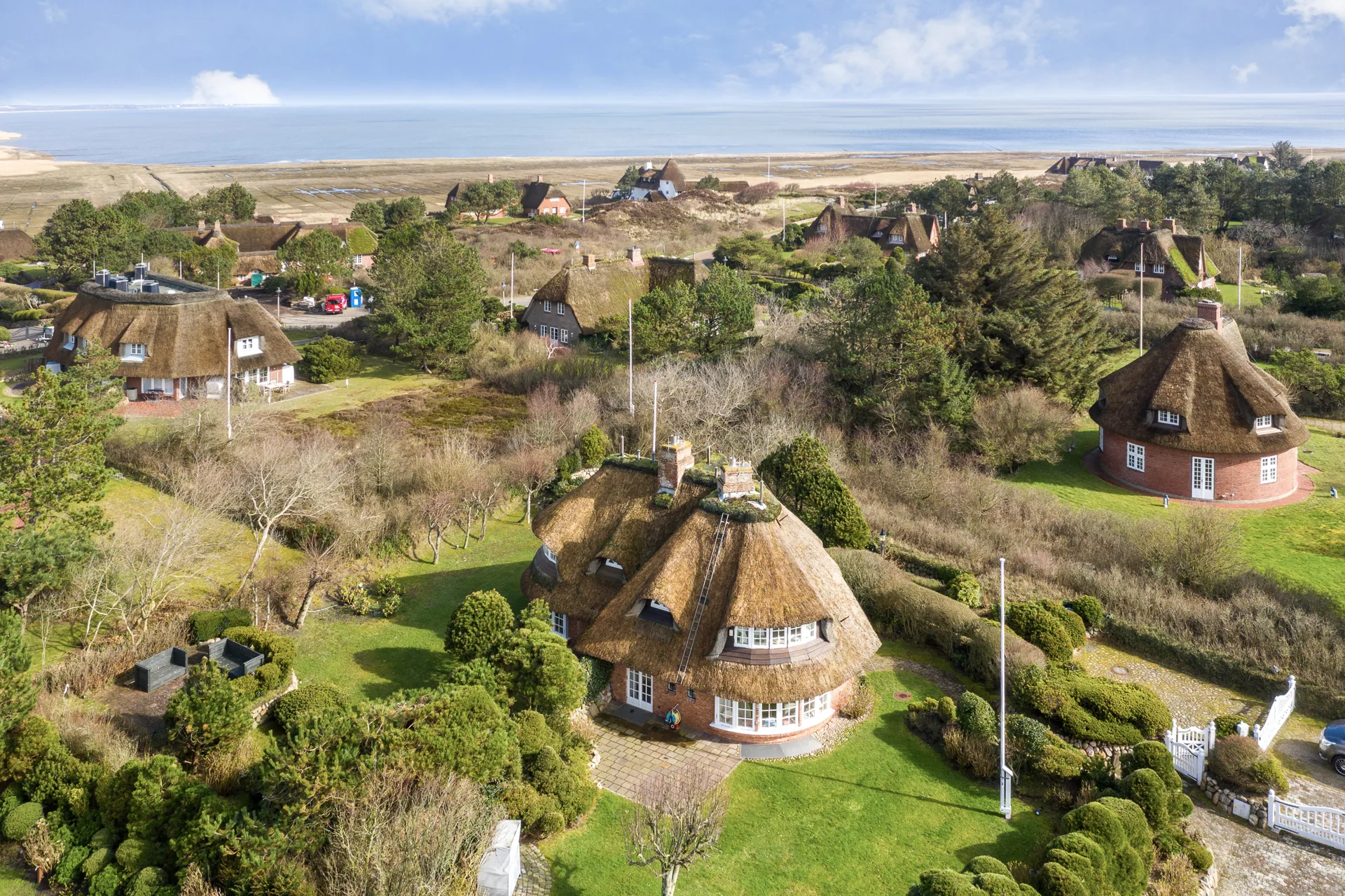Bild - Schmucke Reethaushälfte in ruhiger Lage mit Blick in die Kampener Dünen