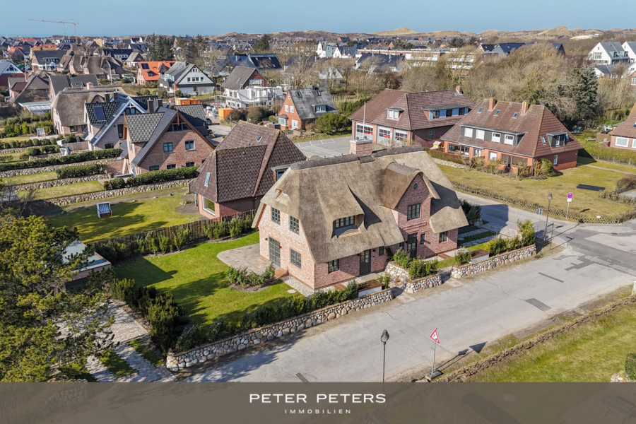 Titelbild - Neubau von reetgedeckten Haushälften mit jeweils einem eigenen Garagenplatz in Wenningstedt