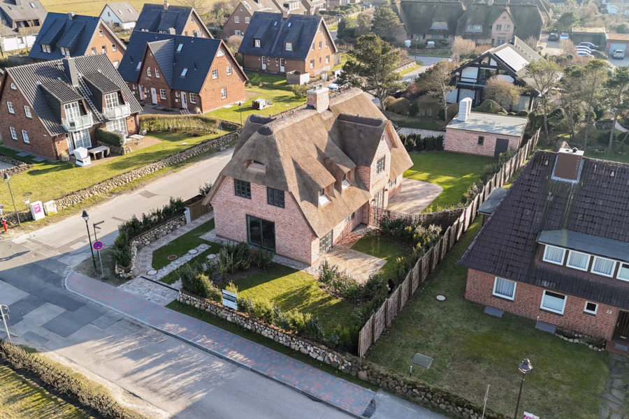 Bild - Neubau von reetgedeckten Haushälften mit jeweils einem eigenen Garagenplatz in Wenningstedt