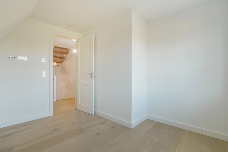 Bild - Neubau von reetgedeckten Haushälften mit jeweils einem eigenen Garagenplatz in Wenningstedt