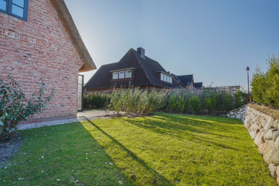 Bild - Neubau von reetgedeckten Haushälften mit jeweils einem eigenen Garagenplatz in Wenningstedt