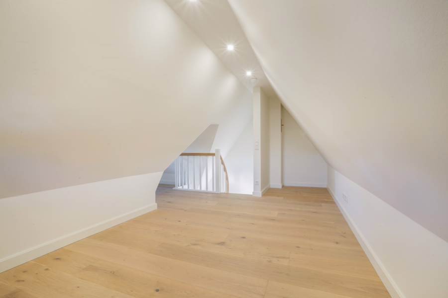 Bild - Neubau von reetgedeckten Haushälften mit jeweils einem eigenen Garagenplatz in Wenningstedt