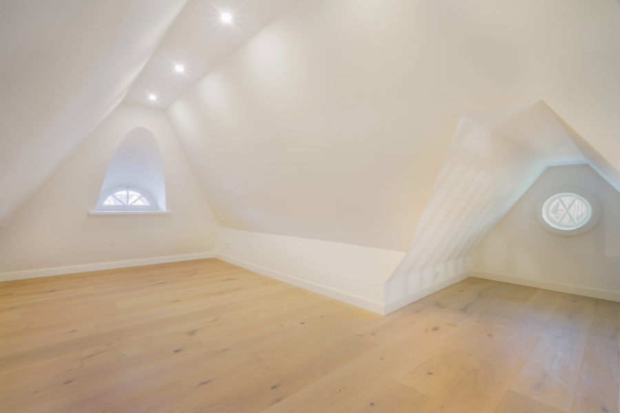 Bild - Neubau von reetgedeckten Haushälften mit jeweils einem eigenen Garagenplatz in Wenningstedt