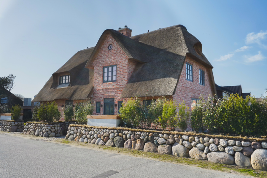 Bild - Neubau von reetgedeckten Haushälften mit jeweils einem eigenen Garagenplatz in Wenningstedt