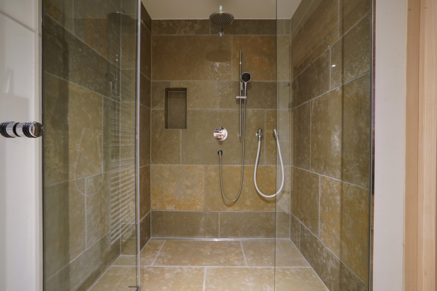 Bild - Neubau von reetgedeckten Haushälften mit jeweils einem eigenen Garagenplatz in Wenningstedt