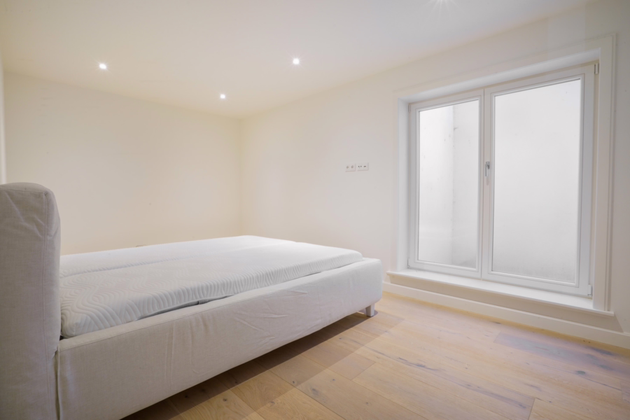 Bild - Neubau von reetgedeckten Haushälften mit jeweils einem eigenen Garagenplatz in Wenningstedt