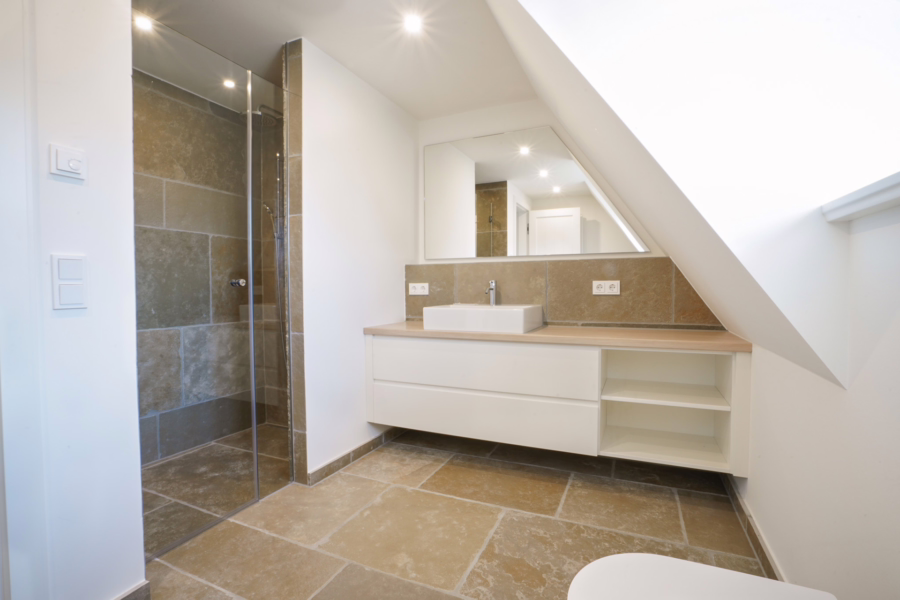 Bild - Neubau von reetgedeckten Haushälften mit jeweils einem eigenen Garagenplatz in Wenningstedt