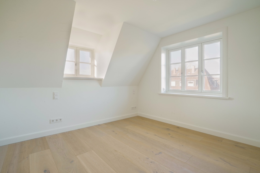 Bild - Neubau von reetgedeckten Haushälften mit jeweils einem eigenen Garagenplatz in Wenningstedt