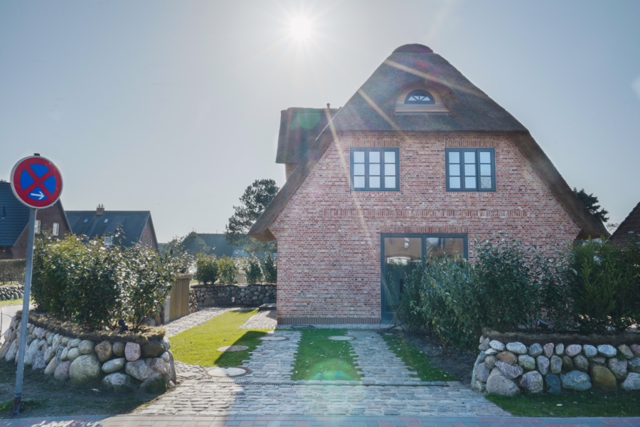 Bild - Neubau von reetgedeckten Haushälften mit jeweils einem eigenen Garagenplatz in Wenningstedt
