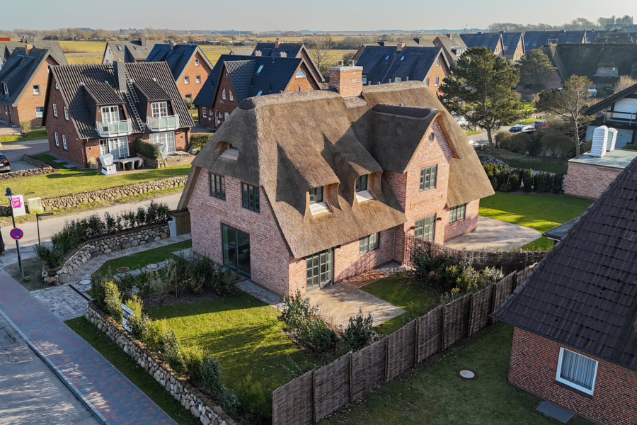 Bild - Neubau von reetgedeckten Haushälften mit jeweils einem eigenen Garagenplatz in Wenningstedt