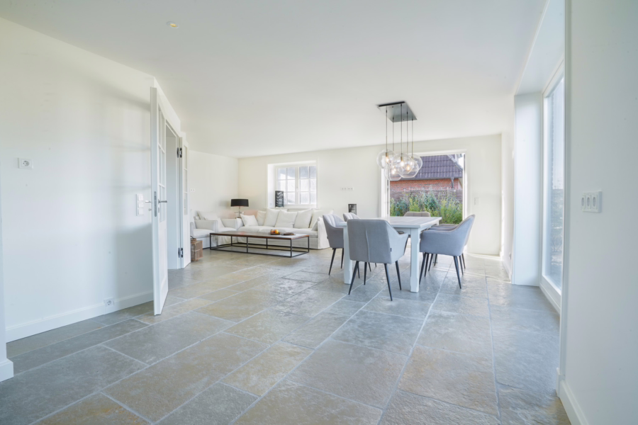 Bild - Neubau von reetgedeckten Haushälften mit jeweils einem eigenen Garagenplatz in Wenningstedt