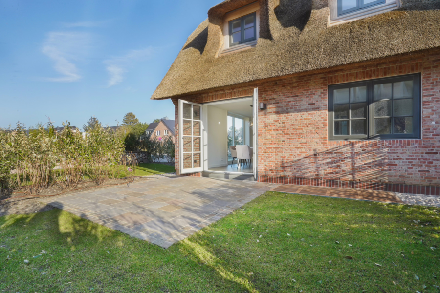 Bild - Neubau von reetgedeckten Haushälften mit jeweils einem eigenen Garagenplatz in Wenningstedt