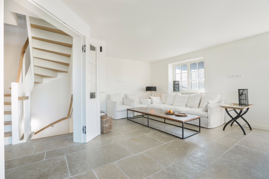 Bild - Neubau von reetgedeckten Haushälften mit jeweils einem eigenen Garagenplatz in Wenningstedt