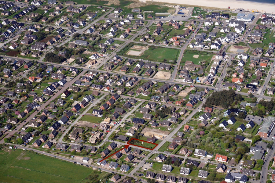 Bild - Neubau von reetgedeckten Haushälften mit jeweils einem eigenen Garagenplatz in Wenningstedt