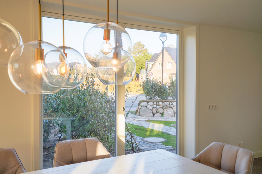 Bild - Neubau von reetgedeckten Haushälften mit jeweils einem eigenen Garagenplatz in Wenningstedt