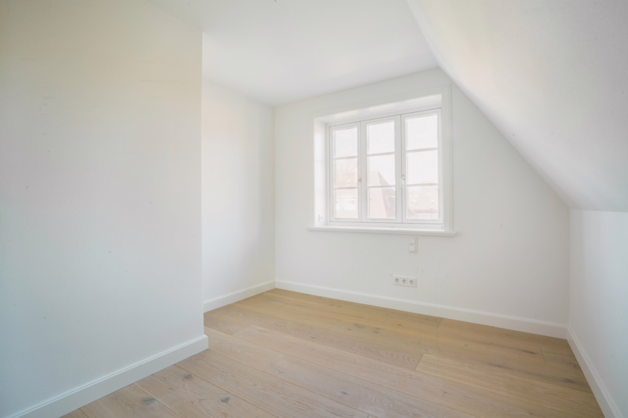 Bild - Neubau von reetgedeckten Haushälften mit jeweils einem eigenen Garagenplatz in Wenningstedt