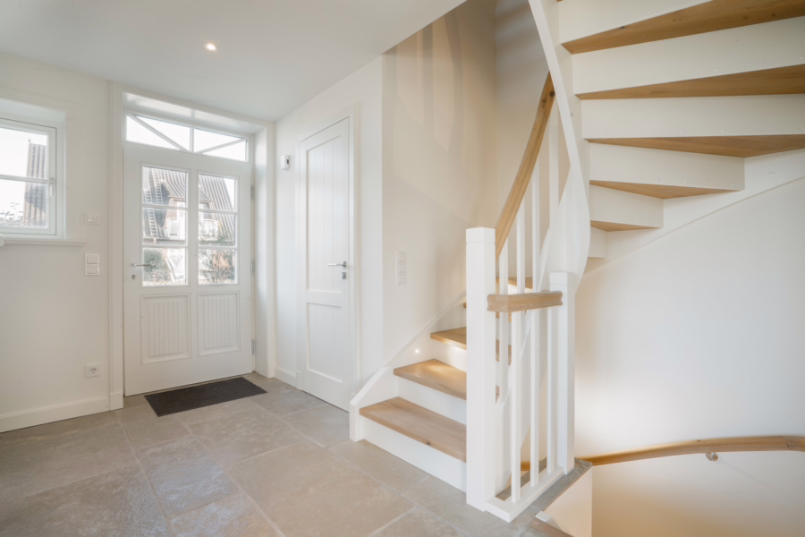 Bild - Neubau von reetgedeckten Haushälften mit jeweils einem eigenen Garagenplatz in Wenningstedt