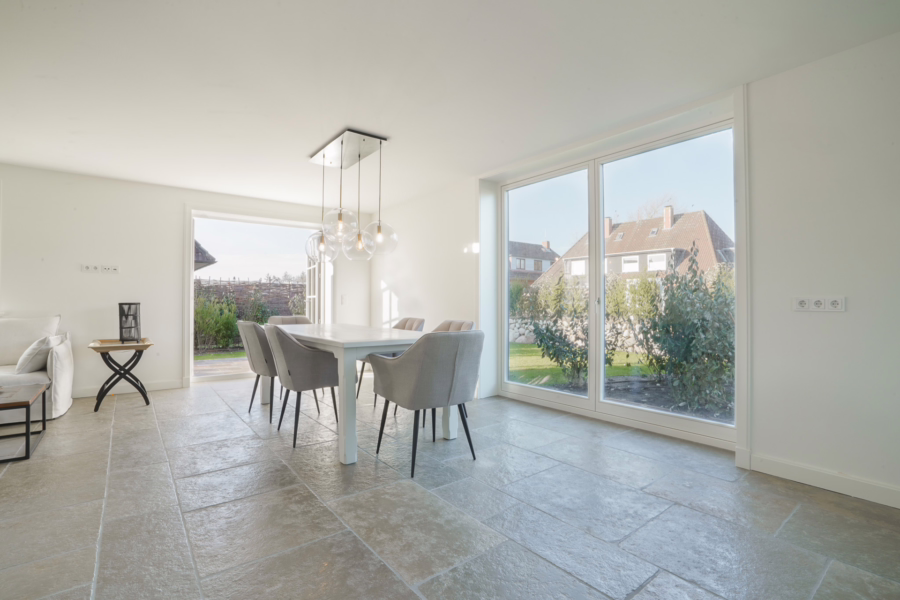 Bild - Neubau von reetgedeckten Haushälften mit jeweils einem eigenen Garagenplatz in Wenningstedt