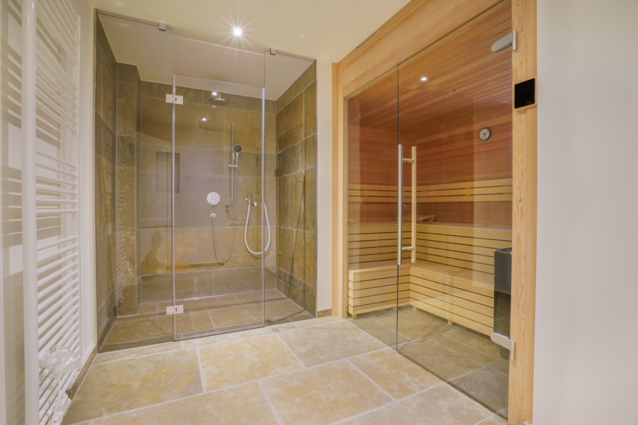 Bild - Neubau von reetgedeckten Haushälften mit jeweils einem eigenen Garagenplatz in Wenningstedt