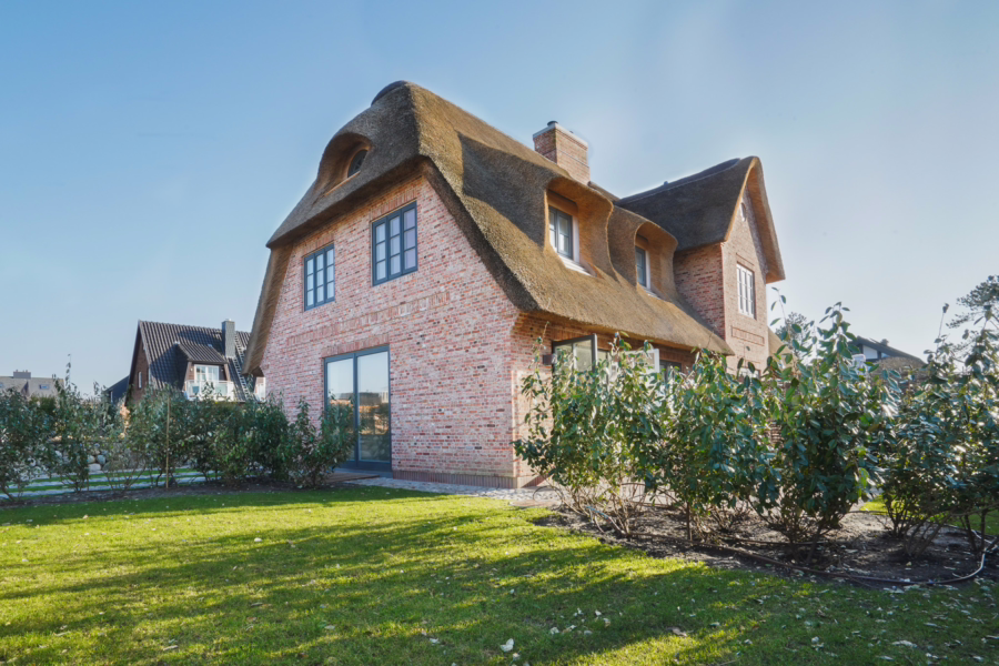 Bild - Neubau von reetgedeckten Haushälften mit jeweils einem eigenen Garagenplatz in Wenningstedt