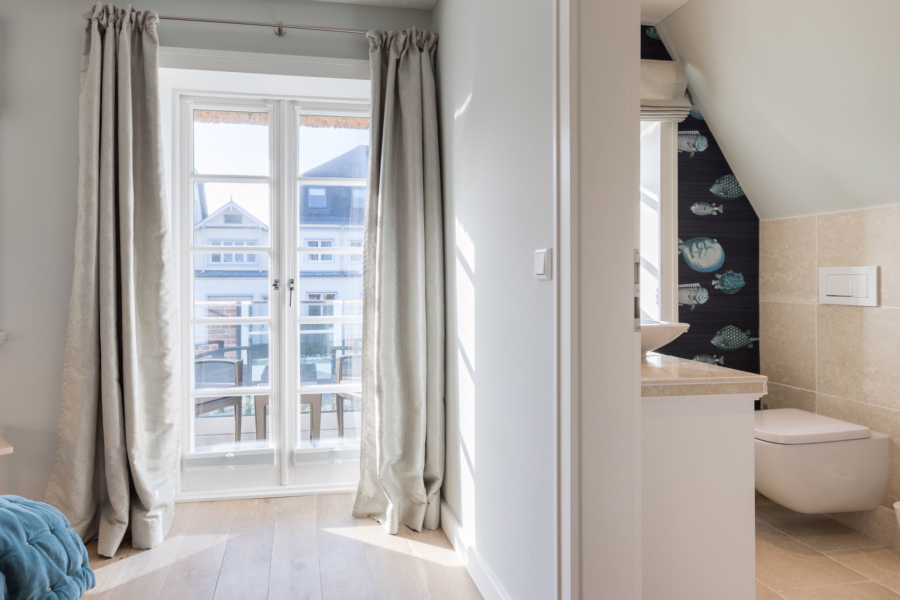 Bild - Exklusives Wohnen unter Reet direkt am Strand