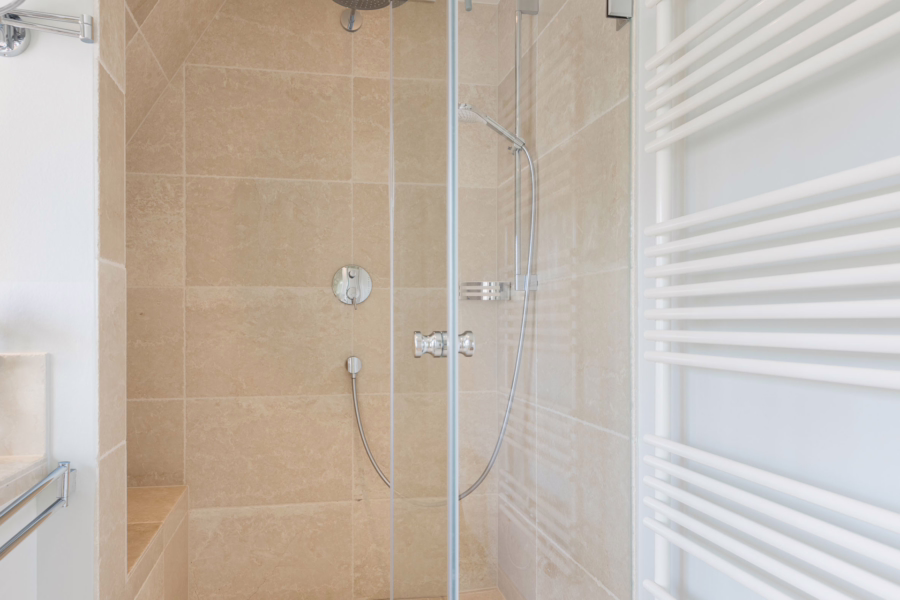 Bild - Exklusives Wohnen unter Reet direkt am Strand