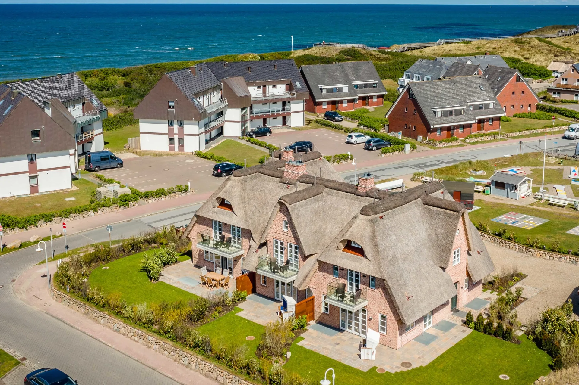 Bild - Exklusives Wohnen unter Reet direkt am Strand