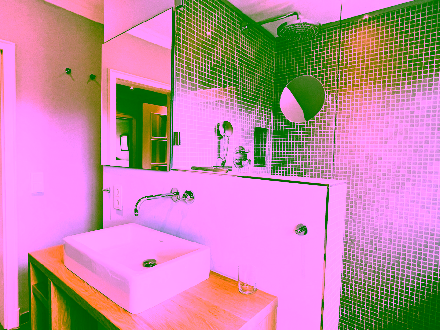 Bild - Saniertes Hausteil unter Reet mit schön angelegtem Gartenteil in Keitum