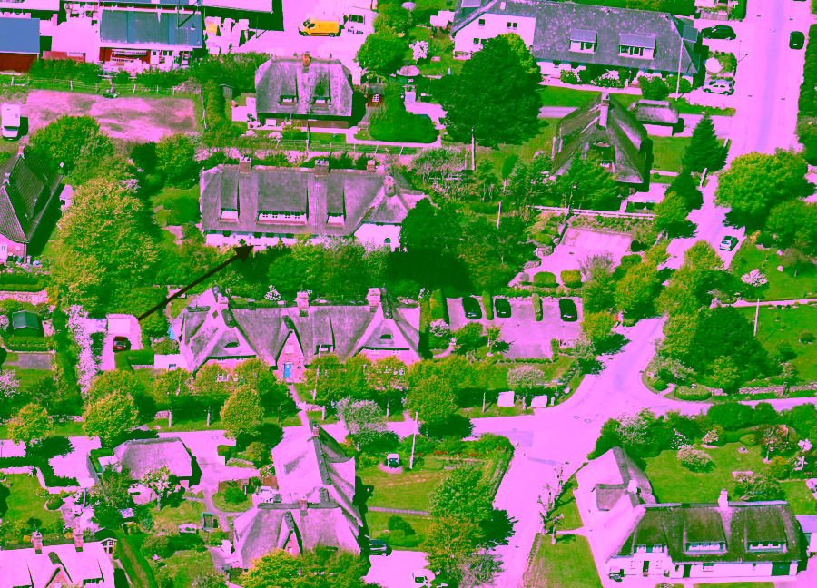 Bild - Saniertes Hausteil unter Reet mit schön angelegtem Gartenteil in Keitum