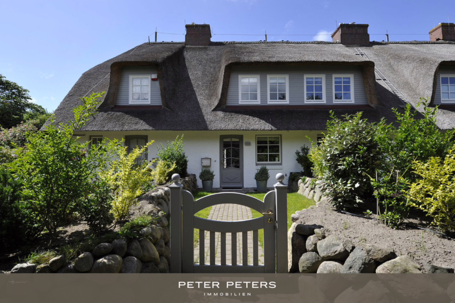 Titelbild - Saniertes Hausteil unter Reet mit schön angelegtem Gartenteil in Keitum