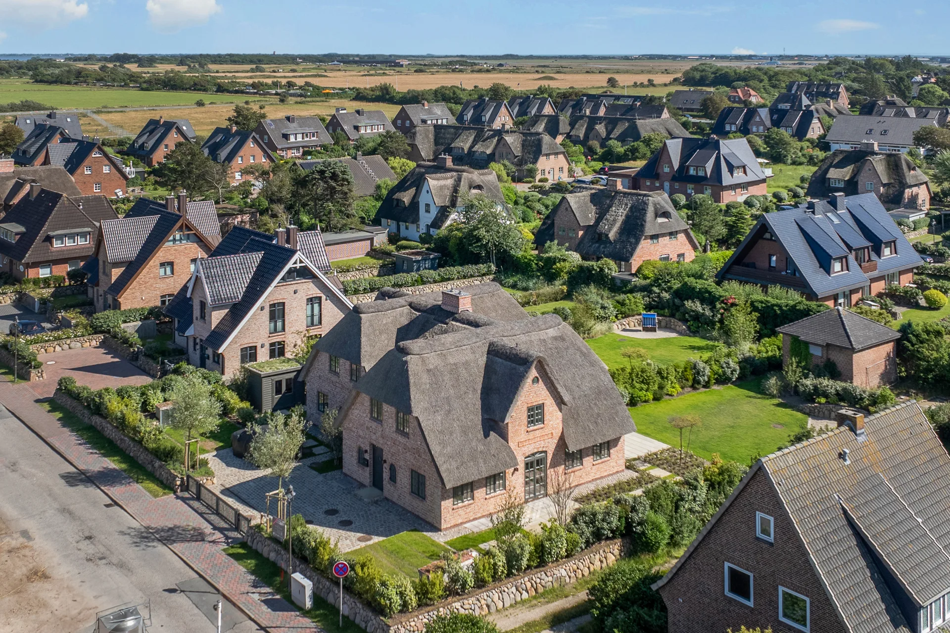 Bild - Großzügiges Neubau-Doppelhaus unter Reet in toller Lage von Wenningstedt