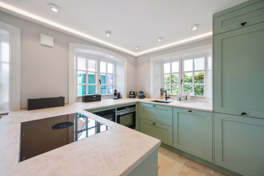 Bild - Haushälfte unter Reet in schöner Lage nahe des Königshafens – Ferienhaus