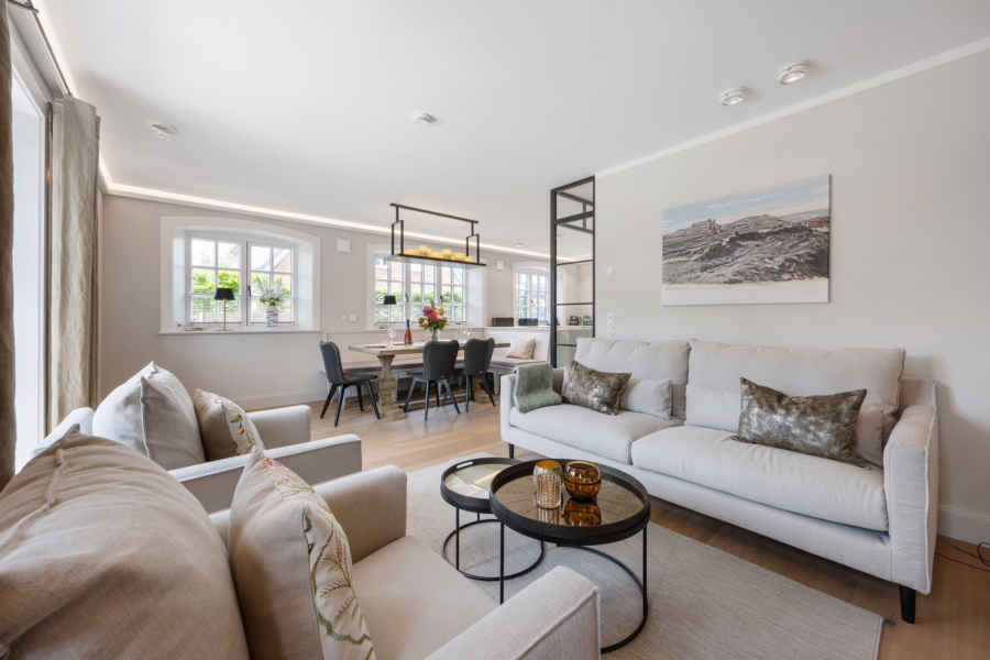 Bild - Haushälfte unter Reet in schöner Lage nahe des Königshafens – Ferienhaus