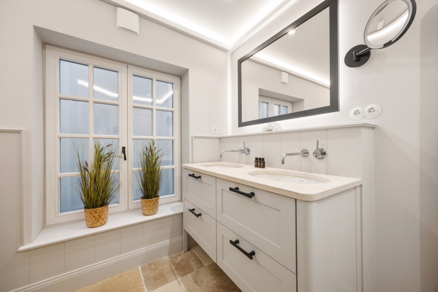 Bild - Haushälfte unter Reet in schöner Lage nahe des Königshafens – Ferienhaus