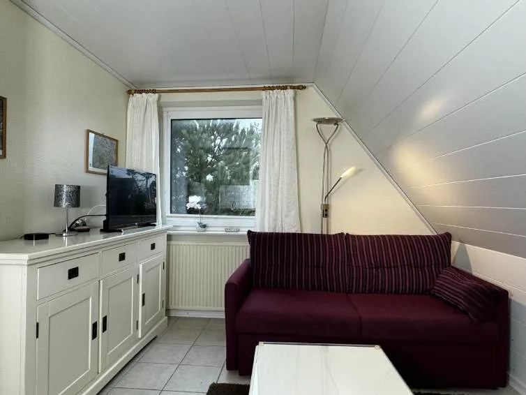 Bild - Großes Wohnhaus unweit der Westerländer Salzwiesen mit Einliegerwohnung und Garage