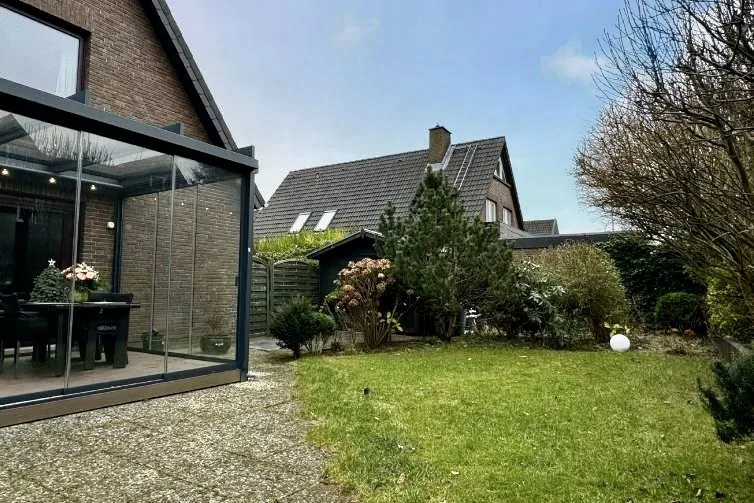 Bild - Großes Wohnhaus unweit der Westerländer Salzwiesen mit Einliegerwohnung und Garage