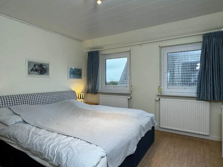 Bild - Großes Wohnhaus unweit der Westerländer Salzwiesen mit Einliegerwohnung und Garage