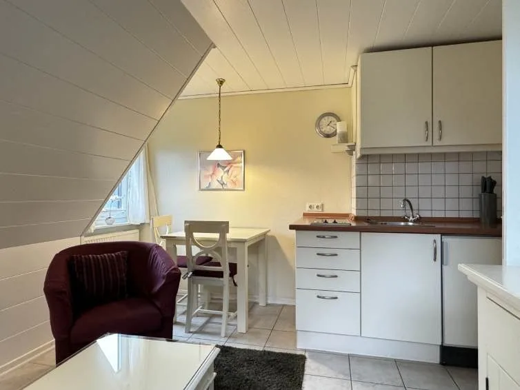 Bild - Großes Wohnhaus unweit der Westerländer Salzwiesen mit Einliegerwohnung und Garage