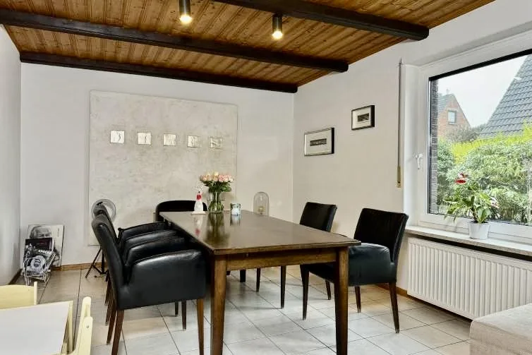 Bild - Großes Wohnhaus unweit der Westerländer Salzwiesen mit Einliegerwohnung und Garage