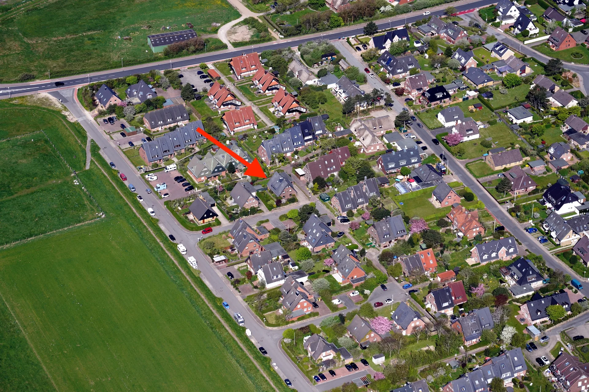 Luftbild - Großes Wohnhaus unweit der Westerländer Salzwiesen mit Einliegerwohnung und Garage