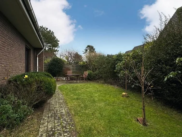 Bild - Großes Wohnhaus unweit der Westerländer Salzwiesen mit Einliegerwohnung und Garage